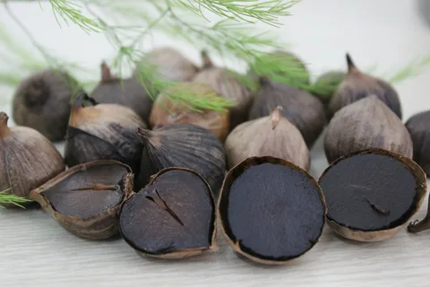 تصویر 4 از سیر سیاه درجه یک با بافت نرم و ژله‌ ای و بسته‌ بندی بهداشتی